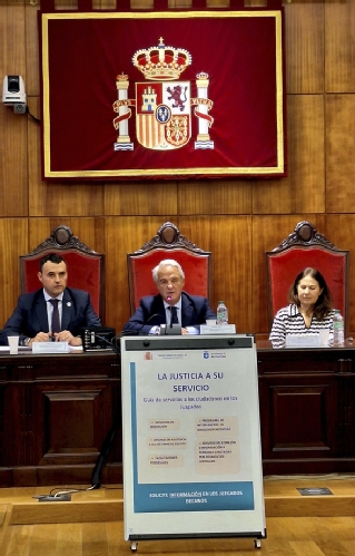 De Izda a derecha, el consejero del Gobierno del Principado, Guillermo Peláez, el presidente del TSJA, Jesús María Chamorro y la Viceconsejera de Justicia, Encarnación Vicente